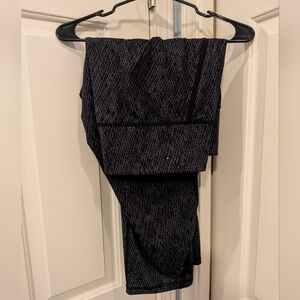 Livi Active Black and Gray Textured Leggings